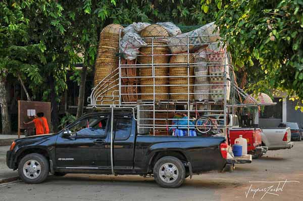pick up surchargé, image de la Thaïlande