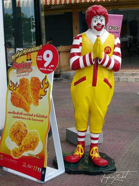 Bangkok, personnage Ronald thaï devant un Mac Donald en Thaïlande
