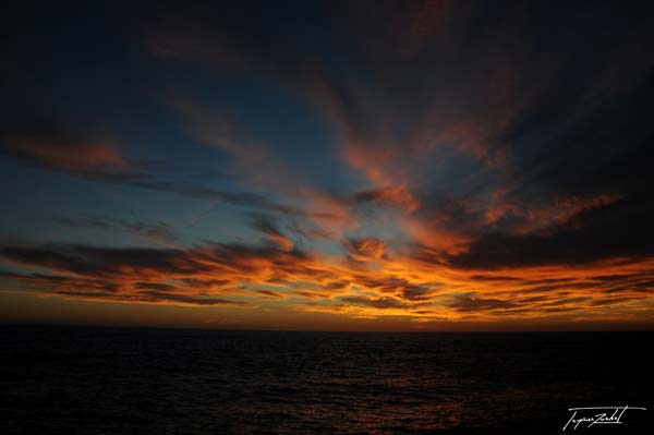 couché de soleil sur la mer, nuages oranges