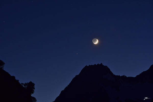 photo de la lune en montagne