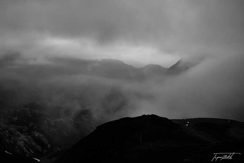 photographie noir et blanc, col du Galibier le soir