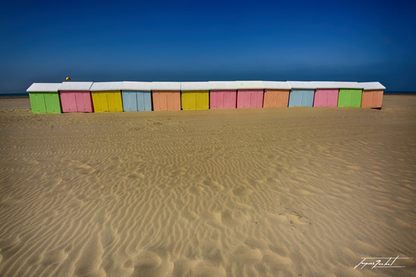 photographie de la normandie, les cabines colorés de la plage