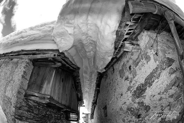bonneval sur arc en hiver sous la neige, haute maurienne en savoie