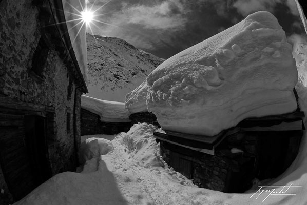 bonneval sur arc en hiver sous la neige, haute maurienne en savoie