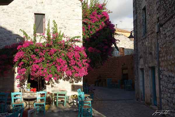 place de village dans le Péloponnèse en grèce