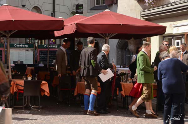 Habitants à Salzbourg en habits traditionnels du Tyrol