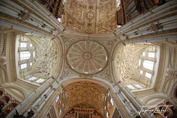 Trip in Andalusia, the crossing of the cathedral, under the dome: the mosque-cathedral of cordoba
