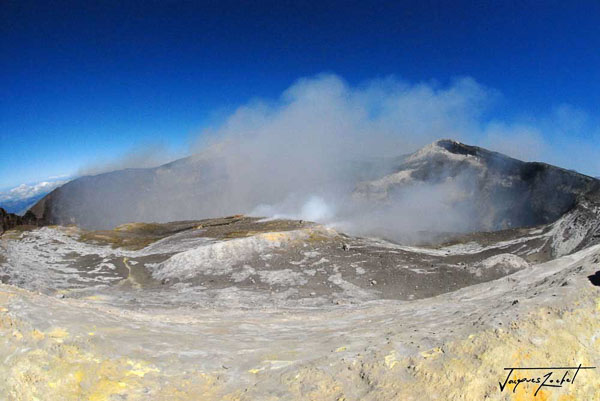 sommet de l'etna en sicile, au bord du cratère