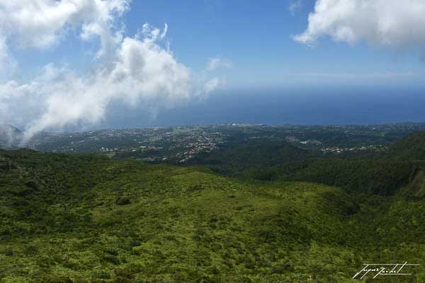 la soufrière en Guadeloupe, vue depuis la montée du volcan 