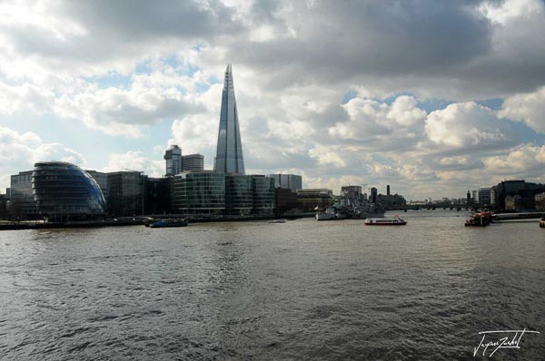 Londres, le Shard au bord de la Tamise