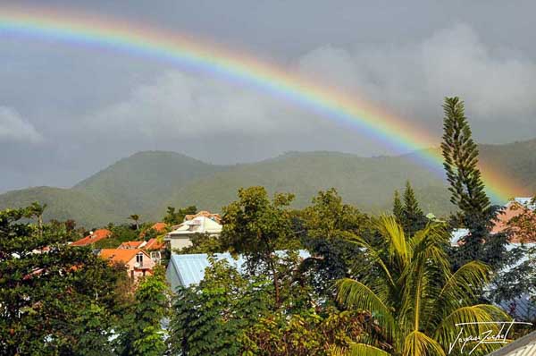 la fin d'un orage sur saint anne en martinique, antilles françaises