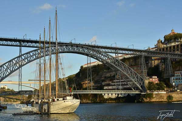 The Louis I pont bridge is one of the bridges located on the Douro River. It connects Porto to Vila Nova de Gaia.