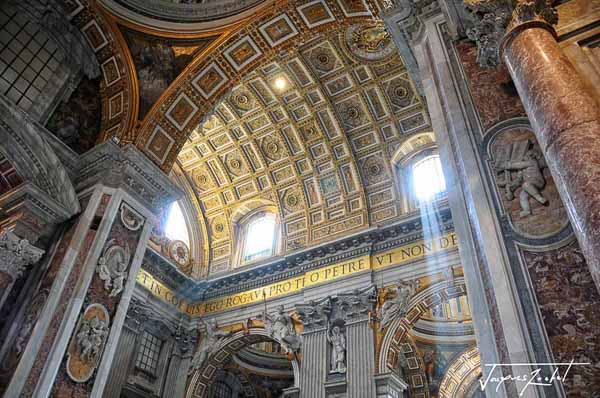 interieur de la basilique saint pierre au vatican