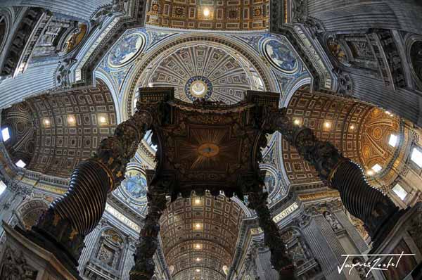 Le Vatican, le baldaquin du Bernin dans la basilique Saint Pierre à Rome