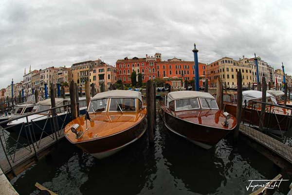 bateaux et palais sur le grand canal de venise